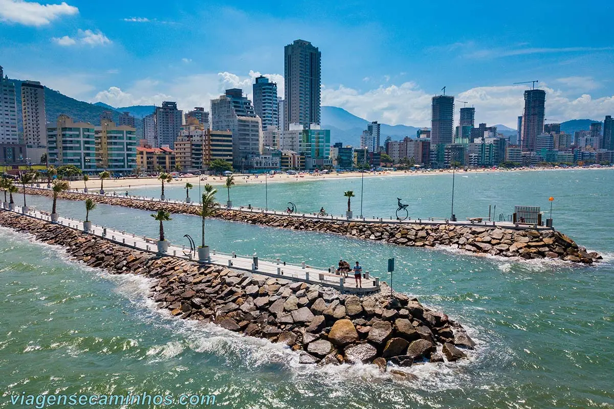 Molhe da Praia Central de Itapema com vista para os prédios