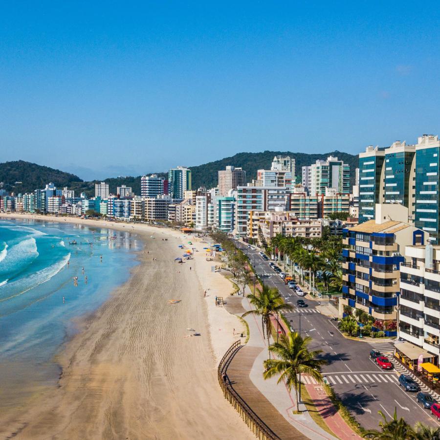 Vista aérea da orla e da praia de Itapema